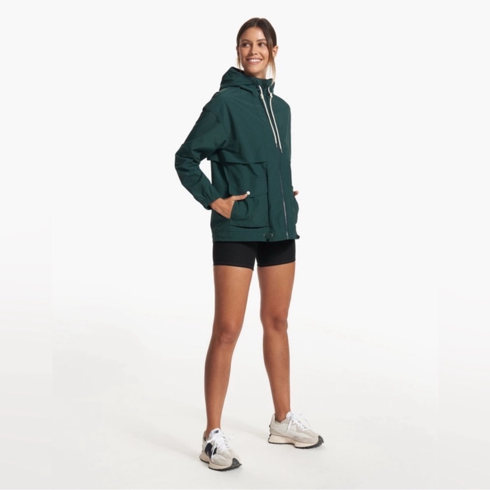 Vuori Women’s Elijo Rain Jacket in Grass - Picture 2 of 11